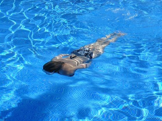 Ako dlho musí bežať bazénová filtrácia, aby bola voda priezračne čistá?